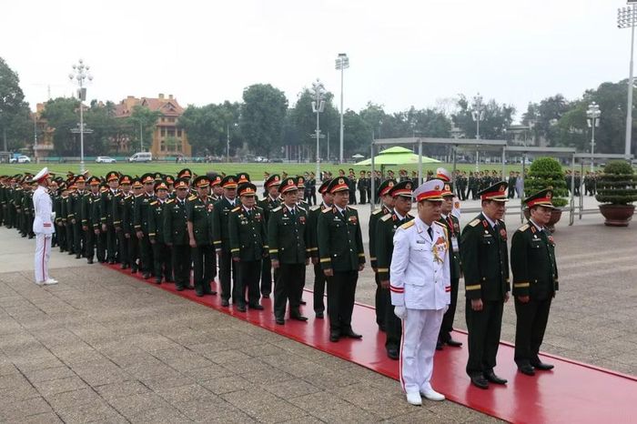 Thượng tướng Bế Xuân Trường, Phó Chủ tịch Ủy ban Trung ương Mặt trận Tổ quốc Việt Nam, Chủ tịch Hội Cựu chiến binh Việt Nam làm Trưởng đoàn vào Lăng viếng Chủ tịch Hồ Chí Minh.