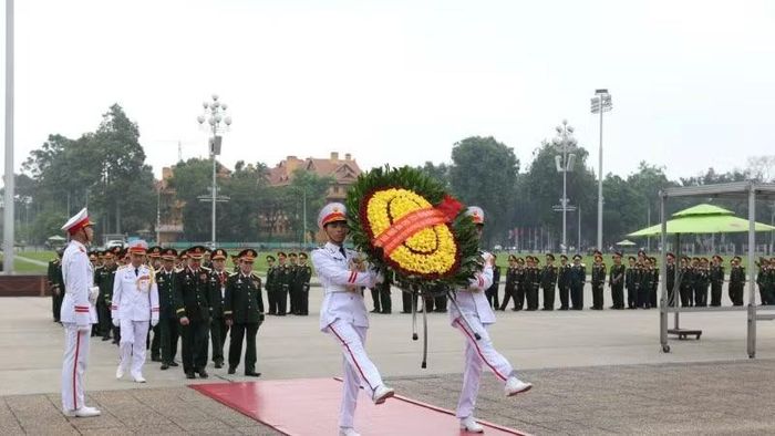 Đoàn đại biểu dự Đại hội đại biểu toàn quốc Hội Cựu chiến binh Việt Nam lần thứ VIII vào Lăng viếng Chủ tịch Hồ Chí Minh.