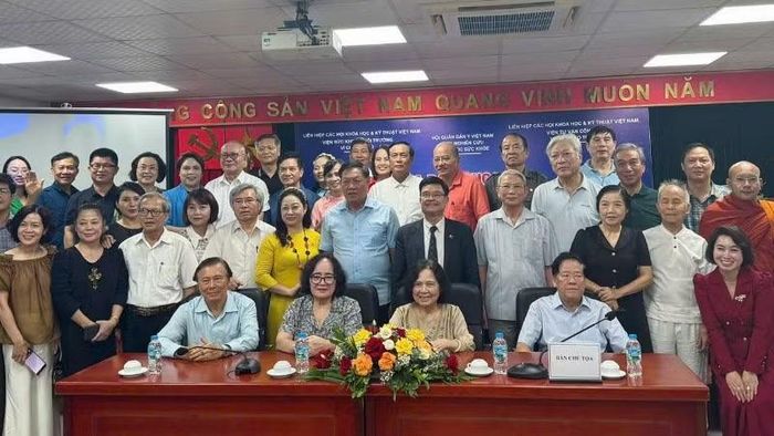 Các đại biểu chụp ảnh lưu niệm tại tọa đàm.