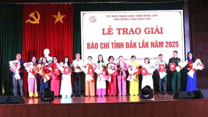 Hội đồng Giải Báo chí tỉnh Đắk Lắk trao giải B cho các tác giả, nhóm tác giả có tác phẩm đoạt giải.