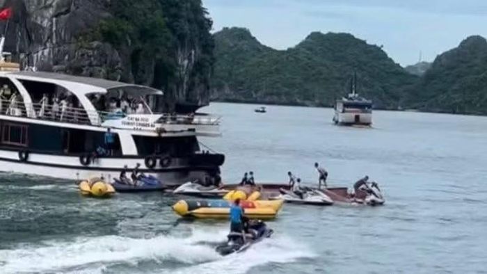 Các lực lượng tham gia cứu hộ cứu nạn trong vụ va chạm dẫn đến chìm tàu chở khách trên vịnh Lan Hạ ngày 14/6.
