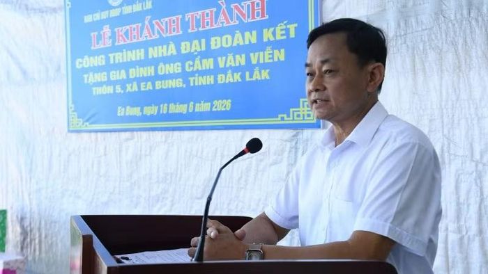 Ông Phạm Thủy Tiên, Bí thư Đảng ủy, Chủ tịch Hội đồng nhân dân xã Ea Bung phát biểu tại buổi lễ khánh thành.