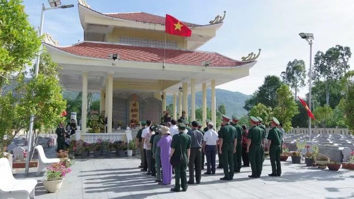 Các đại biểu đã dâng hương tưởng niệm các Anh hùng liệt sĩ tại Nghĩa trang Liệt sĩ xã Hà Nha.
