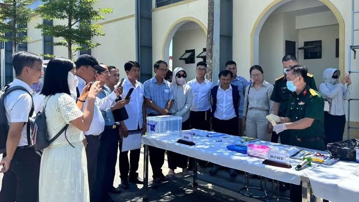 Thành viên Tổ công tác Bộ chỉ huy Quân sự thành phố Huế trước đó đã tập huấn, giới thiệu quy trình lấy mẫu hài cốt liệt sĩ tại thực địa.