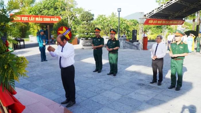Lãnh đạo Ủy ban nhân dân thành phố cùng các đại biểu đã thành kính dâng hoa, dâng hương tại Đài tưởng niệm nghĩa trang liệt sĩ thành phố Huế.
