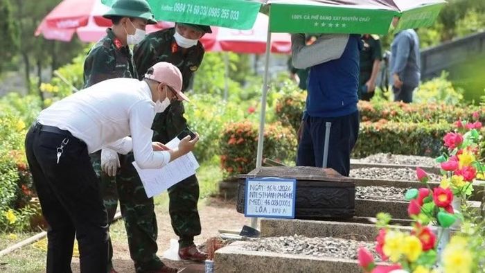 Công tác tìm kiếm, quy tập và triển khai các bước lấy mẫu để giám định ADN đối với các mộ liệt sĩ đúng quy định.