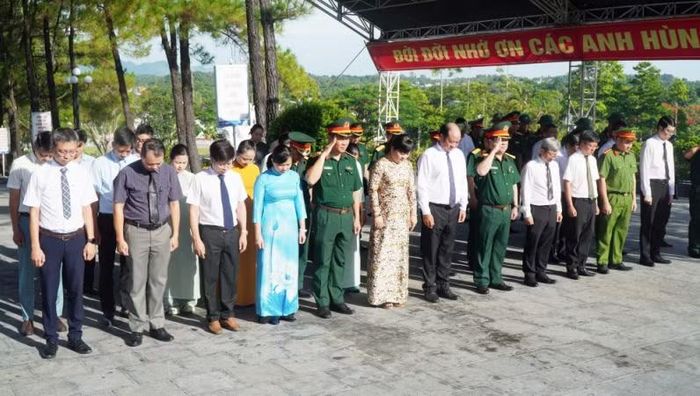 Các đại biểu dành một phút mặc niệm bày tỏ lòng biết ơn sâu sắc đối với các Anh hùng liệt sĩ đã hy sinh vì độc lập, tự do của Tổ quốc.