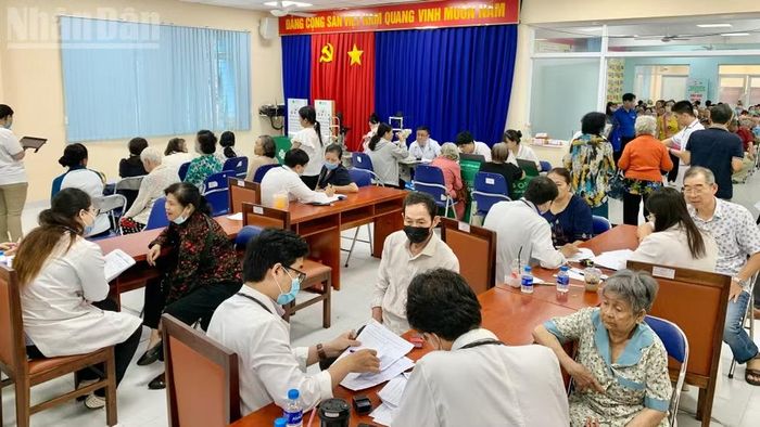 Khám sức khỏe cho người cao tuổi tại phường Hòa Hưng.