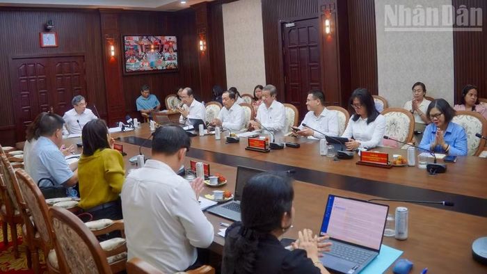 Quang cảnh cuộc họp.