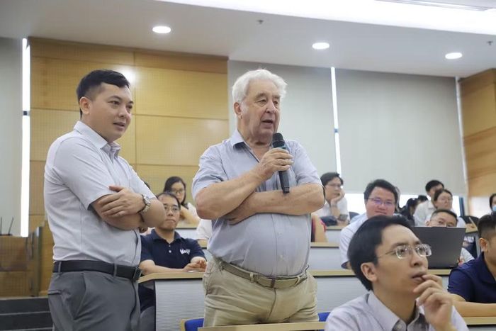 Đại biểu đặt câu hỏi cho các khách mời tại buổi làm việc chuyên đề. (Ảnh: Mai Lan)