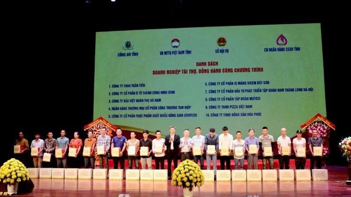 Các nhà tài trợ tặng quà cho người chấp hành xong án phạt tù.