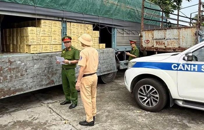 Lực lượng cảnh sát giao thông, Công an tỉnh Tuyên Quang phát hiện 400 thùng bia không rõ nguồn gốc, xuất xứ.
