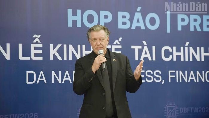 Đại diện Hiệp hội Thương mại Mỹ tại Việt Nam (Amcham) trả lời câu hỏi của báo chí.