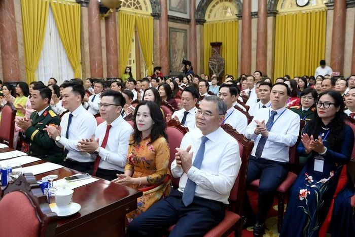 Các nhà báo tiêu biểu tham dự cuộc gặp mặt. (Ảnh: ĐĂNG KHOA)