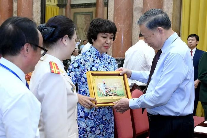 Tổng Bí thư, Chủ tịch nước Tô Lâm trao quà lưu niệm tặng các nhà báo tiêu biểu. (Ảnh: ĐĂNG KHOA)