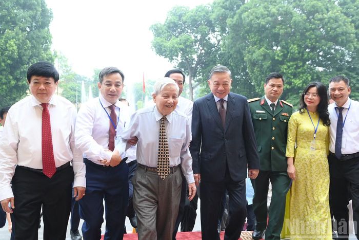 Tổng Bí thư, Chủ tịch nước Tô Lâm với các nhà báo tiêu biểu.