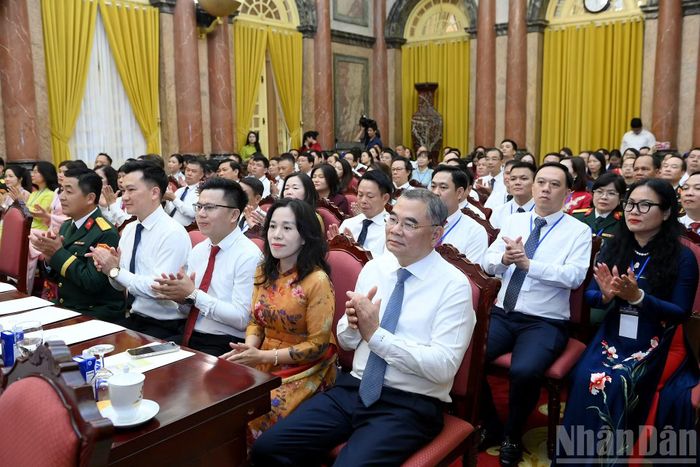 Các nhà báo tiêu biểu tham dự cuộc gặp mặt.