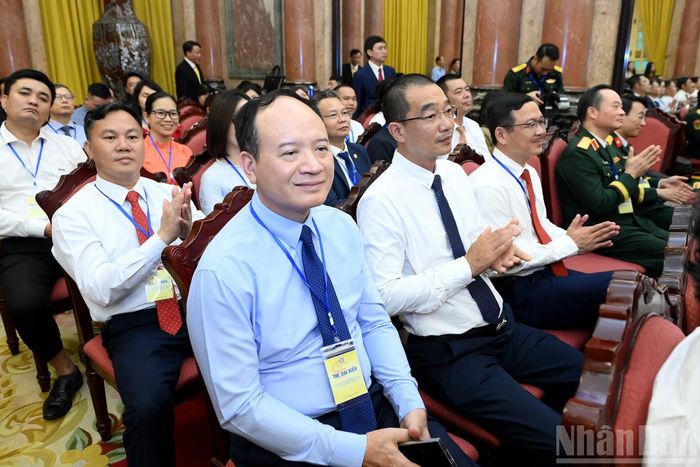 Các nhà báo tiêu biểu tham dự cuộc gặp mặt.