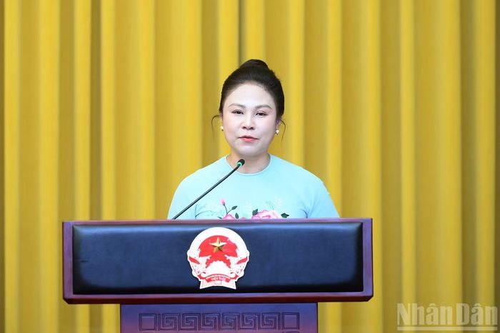 Đại biểu nhà báo phát biểu.