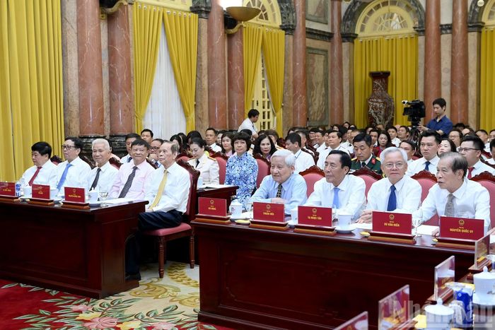 Các nhà báo tiêu biểu tham dự cuộc gặp mặt.