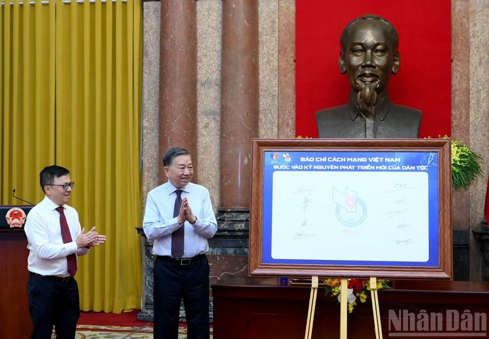 Tổng Bí thư, Chủ tịch nước Tô Lâm ký lưu niệm vào biểu trưng của Hội Nhà báo Việt Nam.