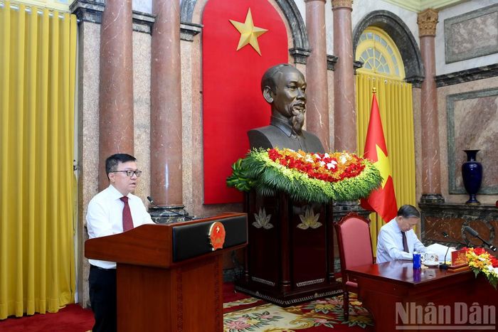 Đồng chí Lê Quốc Minh , Ủy viên Trung ương Đảng, Tổng Biên tập Báo Nhân Dân, Phó Trưởng ban Tuyên giáo và Dân vận Trung ương, Chủ tịch Hội Nhà báo Việt Nam phát biểu tại cuộc gặp mặt.