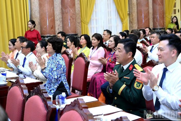 Các nhà báo tiêu biểu tham dự cuộc gặp mặt.