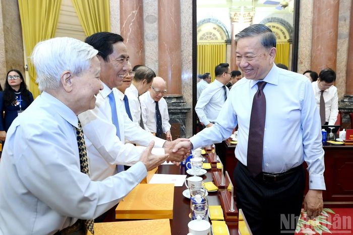 Tổng Bí thư, Chủ tịch nước Tô Lâm với các nhà báo tiêu biểu.