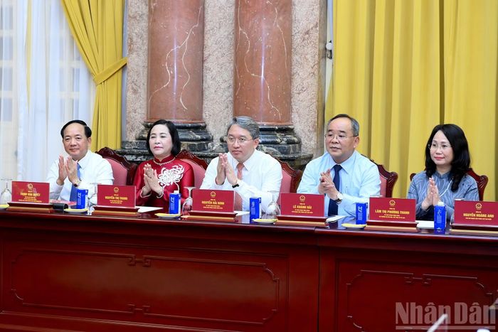 Các đồng chí lãnh đạo và các đại biểu tham dự cuộc gặp mặt.