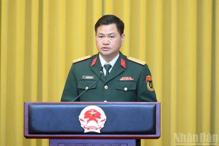 Đại biểu nhà báo phát biểu.