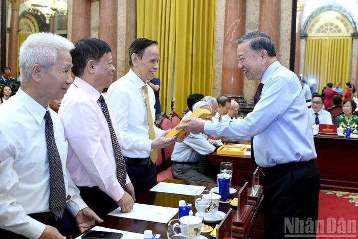 Tổng Bí thư, Chủ tịch nước Tô Lâm trao quà lưu niệm tặng các nhà báo tiêu biểu.