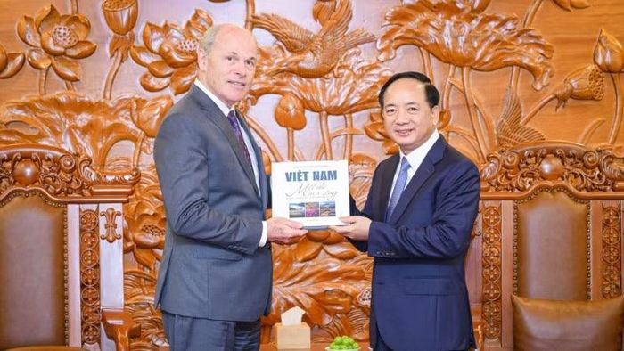 Đồng chí Trịnh Văn Quyết trao quà lưu niệm tặng Đại sứ Canada tại Việt Nam. (Ảnh: BẢO LONG)