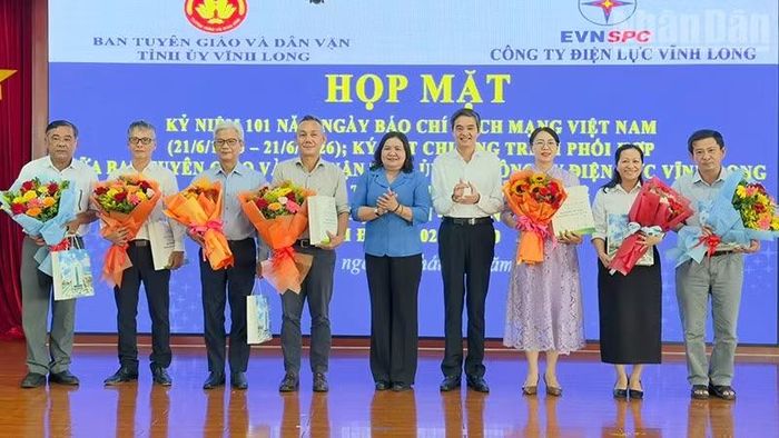 Lãnh đạo tỉnh trao quà và hoa cho nhà báo, phóng viên.