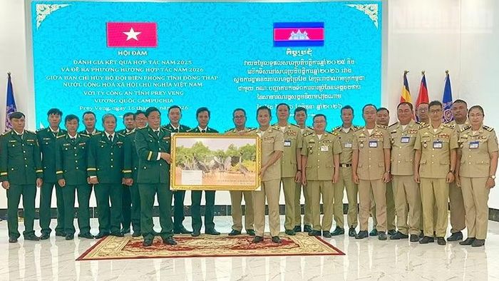 Lãnh đạo Ban Chỉ huy Bộ đội Biên phòng tỉnh Đồng Tháp trao quà lưu niệm tặng Ty Công an tỉnh Prey Veng.