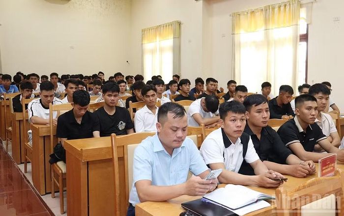 Các thanh niên xuất ngũ tham gia hội nghị đối thoại.