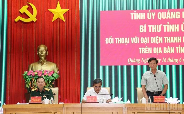 Bí thư Tỉnh ủy Quảng Ngãi Hồ Văn Niên cùng lãnh đạo Ban Tuyên giáo và Dân vận Tỉnh ủy Quảng Ngãi và Bộ Chỉ huy Quân sự tỉnh Quảng Ngãi chủ trì hội nghị đối thoại.