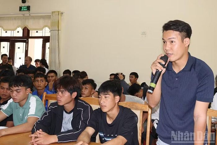 Anh Nguyễn Bá Lực ở xã Vệ Giang nêu ý kiến tại hội nghị đối thoại.