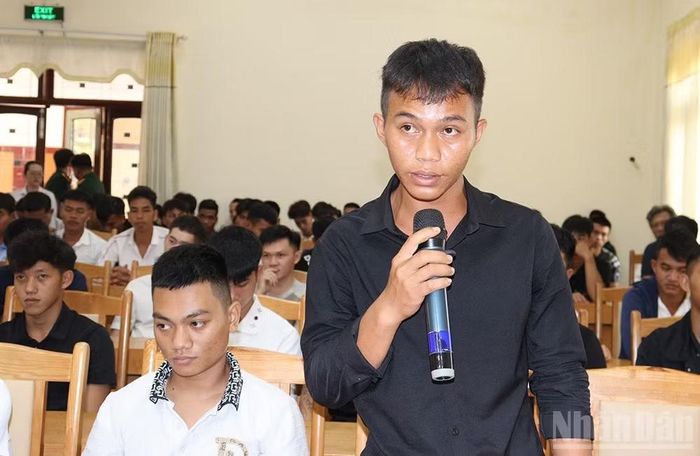 Anh Đinh Ngọc Nhiền ở xã miền núi Sơn Tây nêu ý kiến tại hội nghị đối thoại.