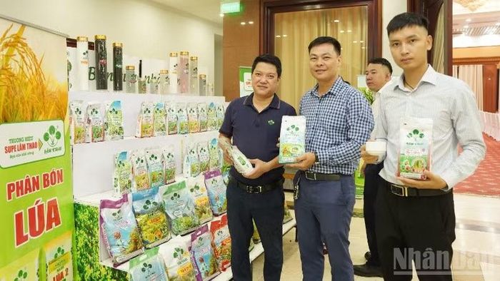 Các đại biểu tham quan gian hàng trưng bày sản phẩm phân bón tại hội thảo.