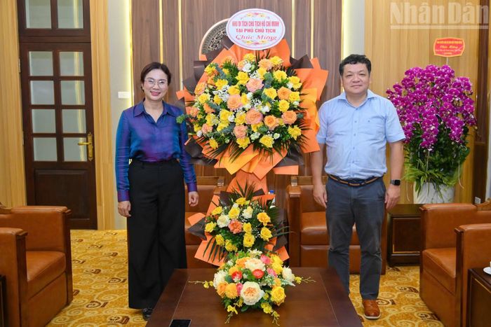 Đồng chí Lê Thị Phượng, Giám đốc Khu Di tích Phủ Chủ tịch và đồng chí Phan Bằng Sơn, Phó Chánh văn phòng Báo Nhân Dân chụp ảnh tại buổi gặp mặt.