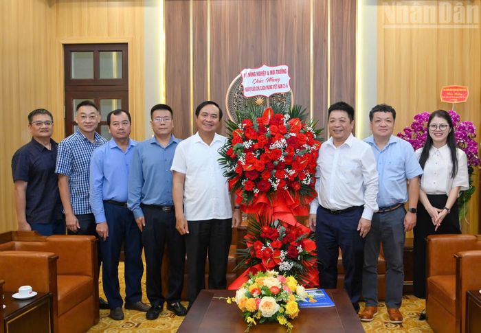 Đồng chí Võ Văn Hưng, Thứ trưởng Nông nghiệp và Môi trường làm Trưởng đoàn đến thăm, chúc mừng nhân kỷ niệm 101 năm Ngày Báo chí Cách mạng Việt Nam.