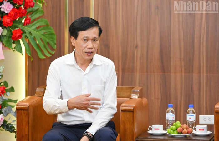 Đoàn công tác của Học viện Chính trị quốc gia Hồ Chí Minh do Phó Giáo sư, Tiến sĩ Hoàng Phúc Lâm, Phó Bí thư Đảng ủy, Phó Giám đốc Học viện Chính trị quốc gia Hồ Chí Minh làm Trưởng đoàn thăm và chúc mừng Báo Nhân Dân.
