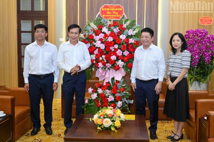 Phó Giáo sư, Tiến sĩ Hoàng Phúc Lâm, Phó Bí thư Đảng ủy, Phó Giám đốc Học viện Chính trị quốc gia Hồ Chí Minh thăm, chúc mừng Báo Nhân Dân.