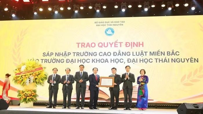 Phó Thủ tướng Lê Tiến Châu trao quyết định sáp nhập Trường cao đẳng Luật miền bắc cho lãnh đạo Đại học Thái Nguyên.