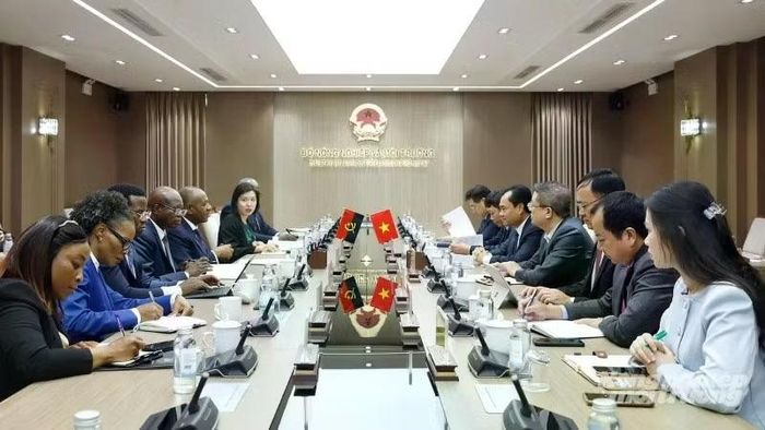 Bộ trưởng Nông nghiệp và Môi trường Trịnh Việt Hùng hội đàm với Bộ trưởng Nông nghiệp và Lâm nghiệp Angola Issac Francisco Maria dos Anjos nhằm thúc đẩy quan hệ hợp tác kinh tế, thương mại và kỹ thuật trong lĩnh vực nông nghiệp giữa hai nước. (Ảnh: KHƯƠNG TRUNG)
