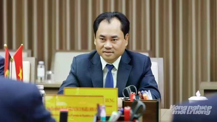 Bộ trưởng Trịnh Việt Hùng khẳng định sẵn sàng hỗ trợ Angola phát triển các ngành trồng trọt và chăn nuôi; tăng cường cử chuyên gia trong lĩnh vực nông, lâm nghiệp; đồng thời khuyến khích các doanh nghiệp Việt Nam nghiên cứu, mở rộng đầu tư tại Angola. (Ảnh: Khương Trung)