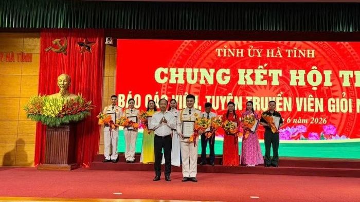 Đồng chí Nguyễn Duy Lâm, Bí thư Tỉnh ủy Hà Tĩnh, trao giải Nhất cho thí sinh Thái Hữu Tới.