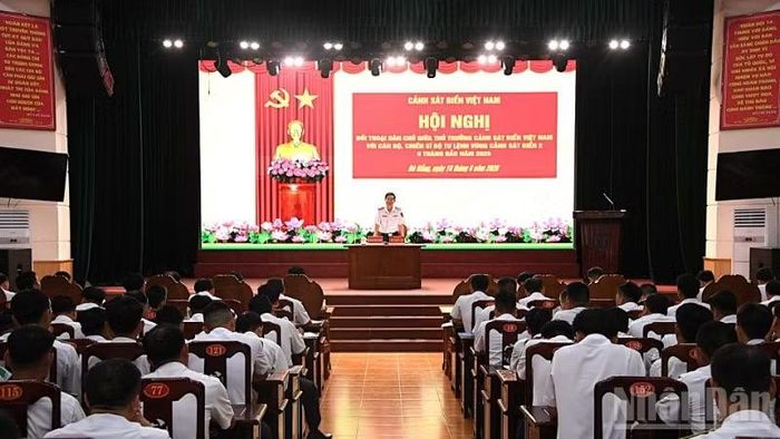Quang cảnh Chính ủy Cảnh sát biển Việt Nam đối thoại với cán bộ, chiến sĩ Vùng Cảnh sát biển 2.