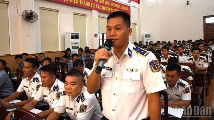 Cán bộ Vùng Cảnh sát biển 2 phát biểu ý kiến trong đối thoại dân chủ với Chính ủy Cảnh sát biển Việt Nam.