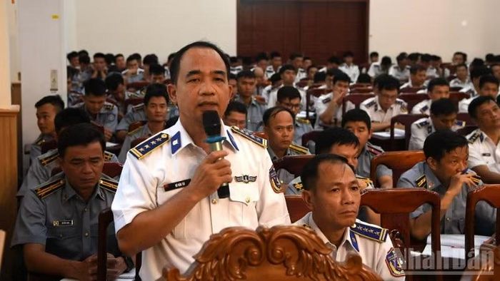 Cán bộ Vùng Cảnh sát biển 2 phát biểu ý kiến trong đối thoại dân chủ với Chính ủy Cảnh sát biển Việt Nam.